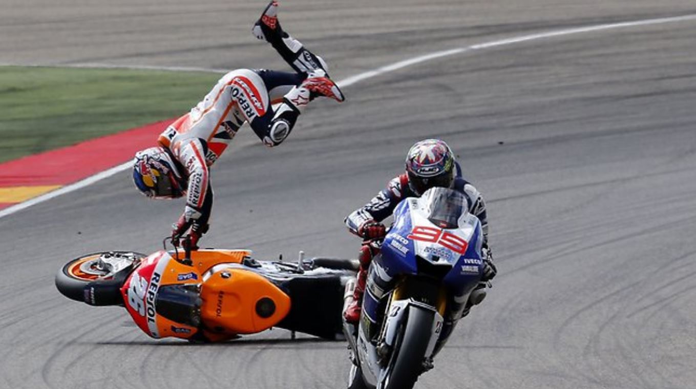 2013 Aragon Pedrosa stürzt durch Marquez